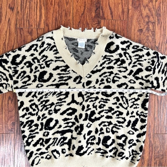 Main Strip Leopard Cheetah Distressed Fringe V-Neck Knitted Sweater Size Medium - Picture 9 of 13